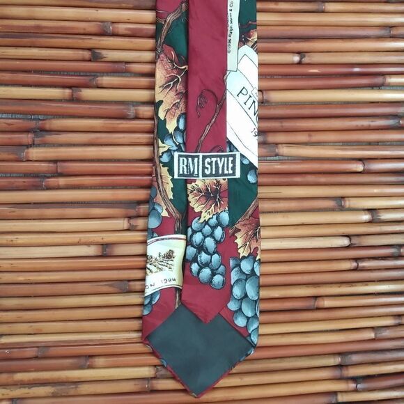 EUC VINTAGE 1996 RALPH MARLIN Cranberry "Wine Labels" Grapes 100% Silk Tie - Picture 4 of 10